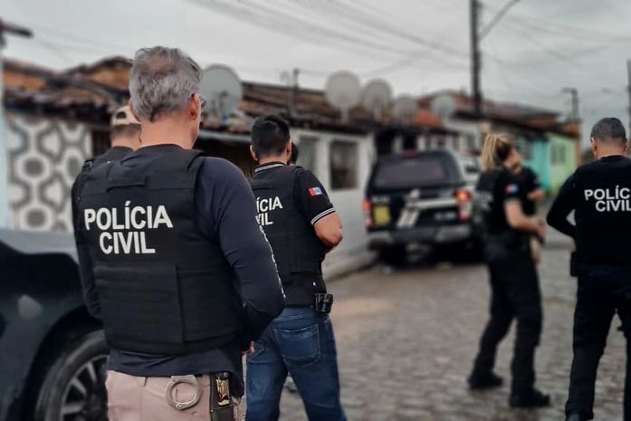 Mãe é presa e filha é apreendida por tráfico e corrupção de menores no interior de AL