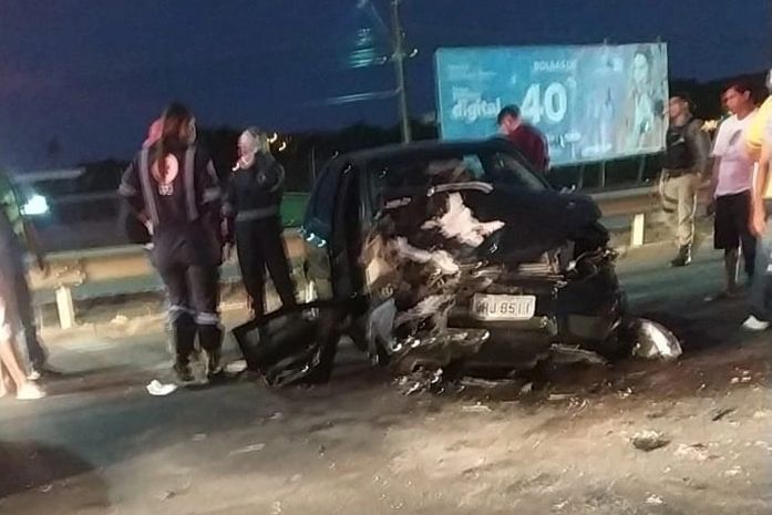 Vídeo: Carro colide na traseira de outro e motorista fica preso às ferragens em Arapiraca