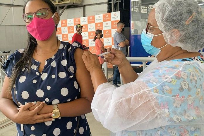 Maceió inicia aplicação da segunda dose da Astranzeneca com intervalo de 56 dias