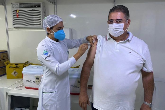 Prefeito George Clemente, de São Miguel dos Campos, é vacinado contra COVID-19