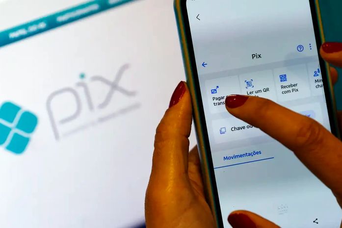 Receita Federal volta a negar taxação do Pix e alerta para golpes