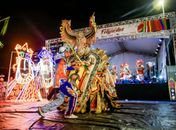Grupos culturais que se apresentam encantam turistas e nativos.