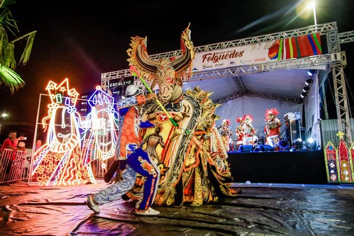 Grupos culturais que se apresentam encantam turistas e nativos.