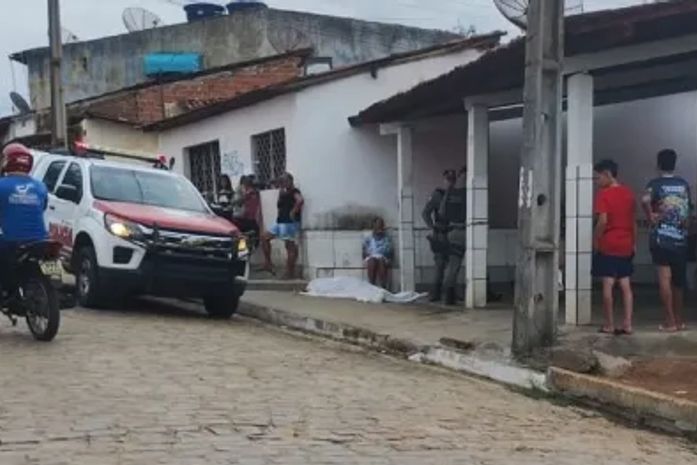 Homem é morto a tiros após chamar suspeito de “esmoler” em jogo de baralho