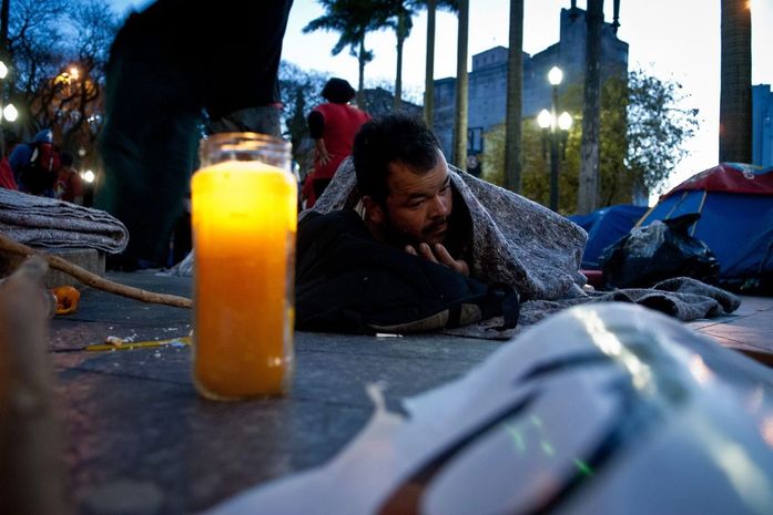 Coletivo de mulheres confecciona gorros para moradores de rua em SP