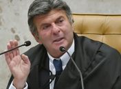 Fux suspende decisão de Dino que restabelecia posts de Nossa Senhora