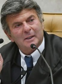 Fux suspende decisão de Dino que restabelecia posts de Nossa Senhora