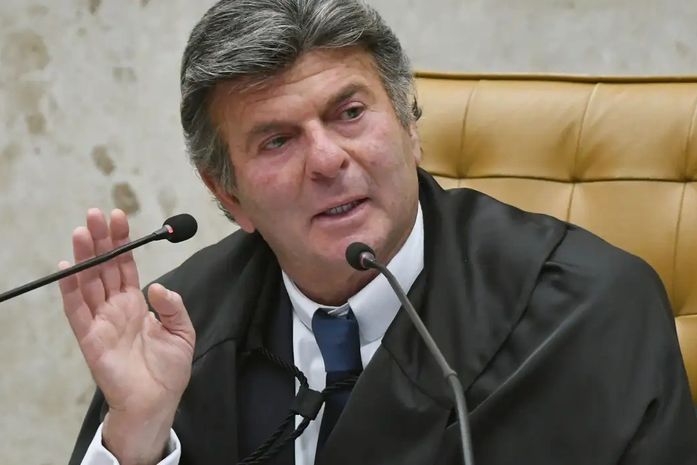 Fux suspende decisão de Dino que restabelecia posts de Nossa Senhora