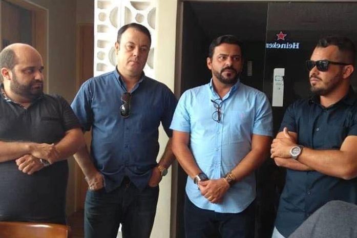 Novo diretor, empresário Maxwell Idalino (camisa azul claro - centro da foto)