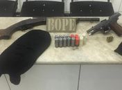 Apreensão aconteceu após denúncia. Cerca de cinco suspeitos fugiram.