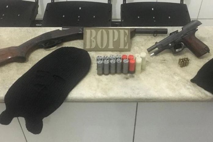 Apreensão aconteceu após denúncia. Cerca de cinco suspeitos fugiram.