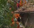 Deslizamento de terra no Flexal deixa casa destruída e uma pessoa desaparecida; Corpo de Bombeiros está no local