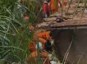 Deslizamento de terra no Flexal deixa casa destruída e uma pessoa desaparecida; Corpo de Bombeiros está no local