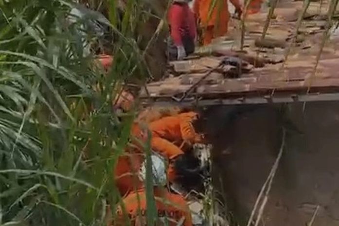 Deslizamento de terra no Flexal deixa casa destruída e uma pessoa desaparecida; Corpo de Bombeiros está no local