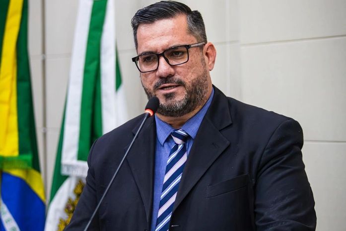 Leonardo Dias apresenta projeto para regulamentar uso de celulares em escolas de Maceió