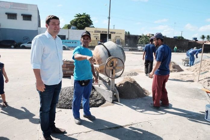 Vice-prefeito vistoria obras de nova praça no Eustáquio Gomes