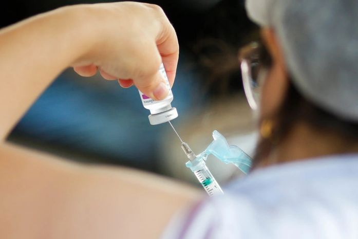Saúde de Limoeiro vacina adultos com 44 anos ou mais contra Covid-19