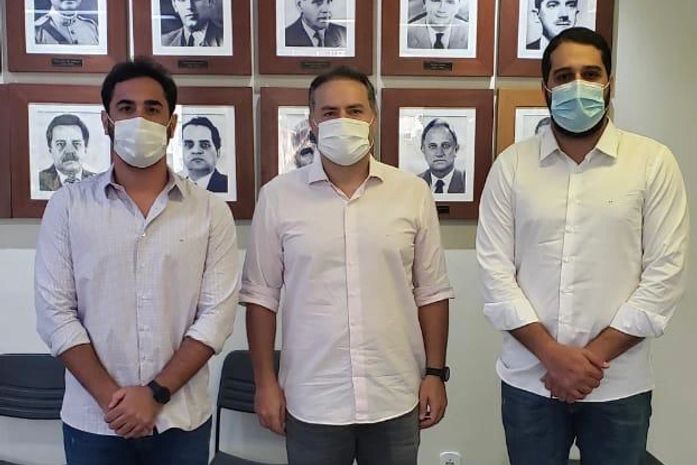 Prefeito Arthur Freitas se reúne com governador para tratar de investimentos para Santana do Mundaú