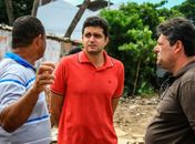 Rui vistoria trabalho de limpeza do terreno