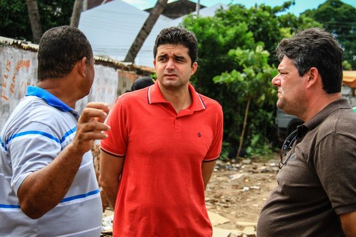 Rui vistoria trabalho de limpeza do terreno