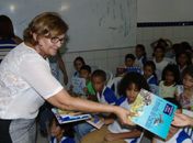 Prefeita Eliza Alves entrega biblioteca a 30 escolas do município