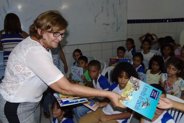 Prefeita Eliza Alves entrega biblioteca a 30 escolas do município