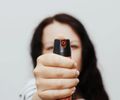 Nova lei autoriza mulheres a usar spray de pimenta para defesa pessoal 