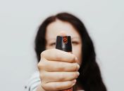 Nova lei autoriza mulheres a usar spray de pimenta para defesa pessoal 