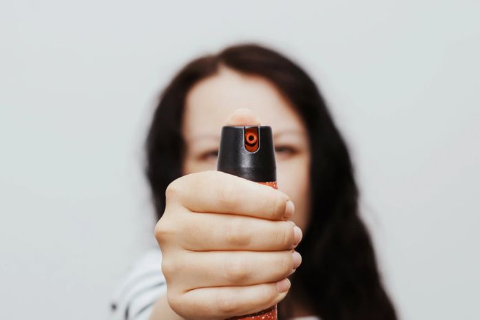 Nova lei autoriza mulheres a usar spray de pimenta para defesa pessoal