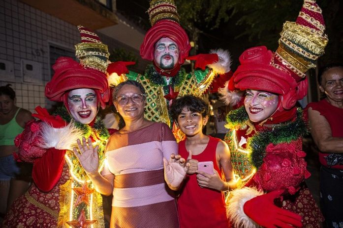 Parada Natalina leva a magia do Natal para comunidades de carentes em Maceió