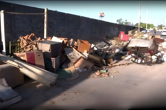 Idoso flagrado descartando entulhos na rua é indiciado por crime ambiental
