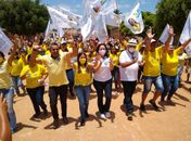 Fabiana e Santiago são recebidos com festa durante caminhada no Canaã 