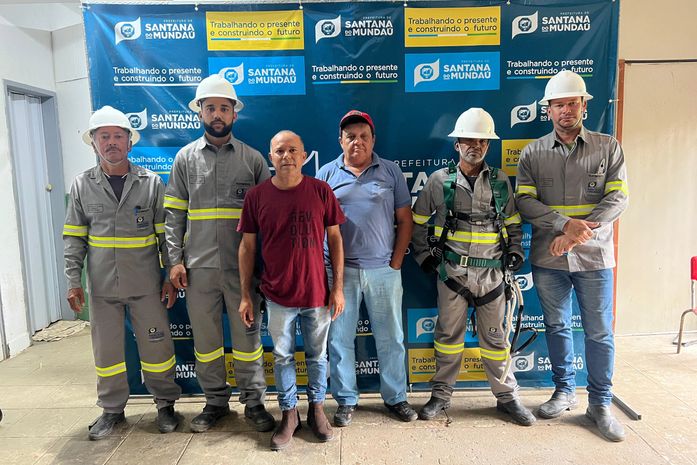 Prefeitura de Santana do Mundaú entrega fardamentos, ferramentas e EPIs para eletricistas