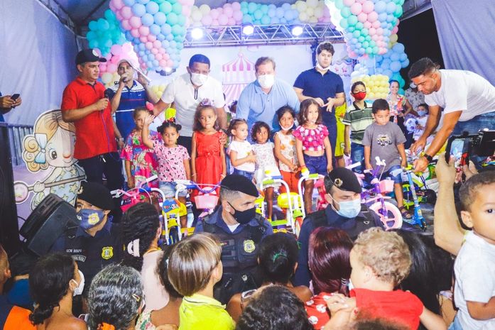 Festa das Crianças leva centenas de famílias à Praça da Independência