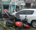 Motorista fica ferido após bater em poste e atingir veículos estacionados em Rio Largo