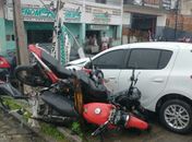 Motorista fica ferido após bater em poste e atingir veículos estacionados em Rio Largo