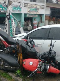 Motorista fica ferido após bater em poste e atingir veículos estacionados em Rio Largo
