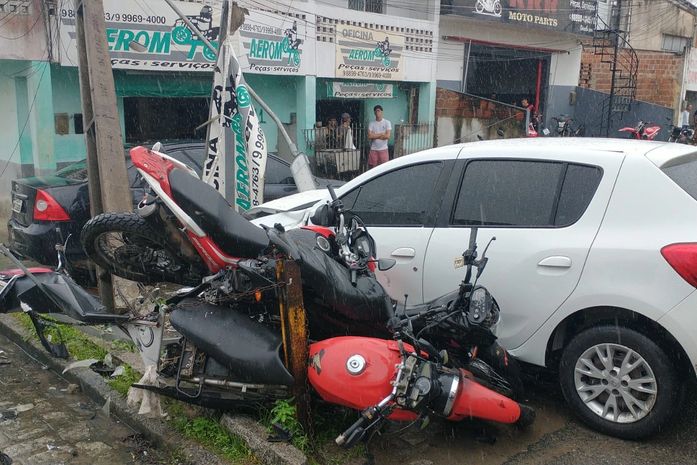 Motorista fica ferido após bater em poste e atingir veículos estacionados em Rio Largo
