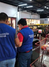 Preço diferente na gôndola e no caixa gera reclamações e pode render multa a supermercados