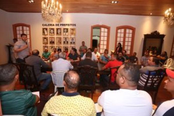 Prefeito Cacau entrega permissões para novos taxistas