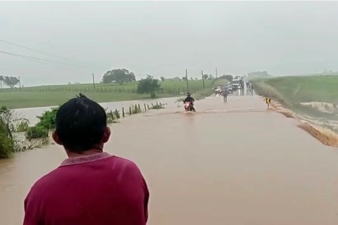 Ponte de acesso a Feira Grande desaba, cidade está isolada