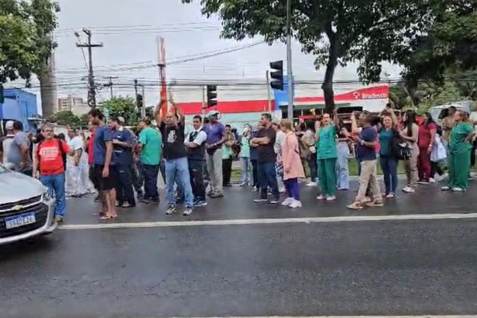 Vídeo: Profissionais do Hospital Veredas fecham Fernandes Lima em ato por salários em atraso