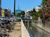 Operação retira toneladas de resíduos de canal no bairro de Mangabeiras