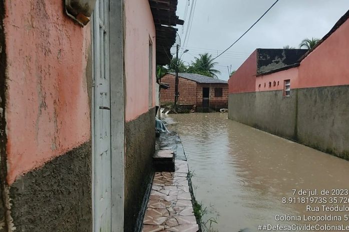 Ruas alagadas em Colônia de Leopoldina, após Rio Jacuípe transbordar