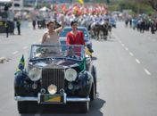 A presidente Dilma Rousseff durante desfile em carro aberto entre a Catedral Metropolitana de Brasília e o Congresso Nacional