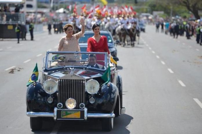 A presidente Dilma Rousseff durante desfile em carro aberto entre a Catedral Metropolitana de Brasília e o Congresso Nacional