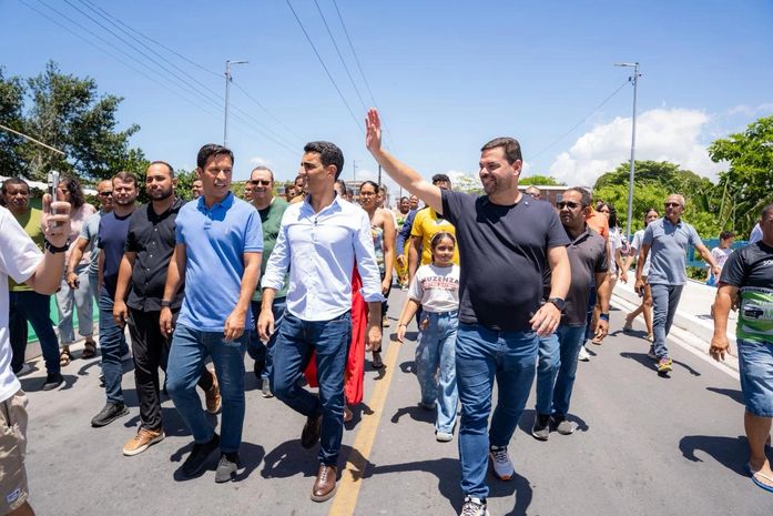 Ao lado de JHC e Rodrigo Cunha, vereador Chico Filho comemora entrega de ponte na Santa Lúcia