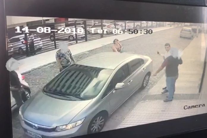 Momento da prisão de um acusado na Ponta Verde