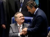 Renan Calheiros recebe cumprimento de Aécio Neves 