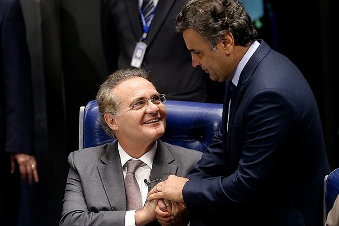 Renan Calheiros recebe cumprimento de Aécio Neves